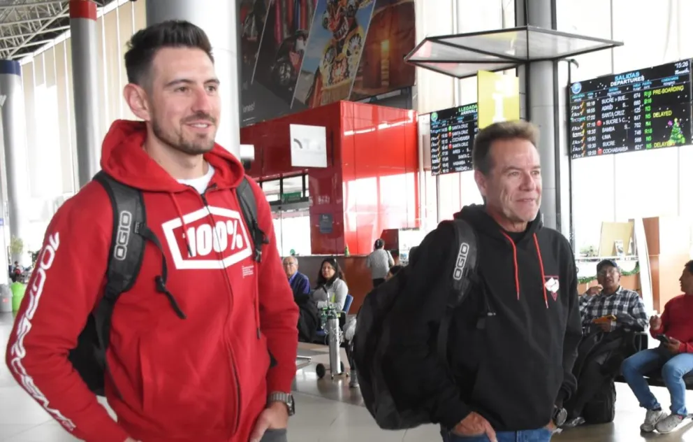 Daniel (izq.) junto a su padre Wálter en el aeropuerto de El Alto. Foto: APG.