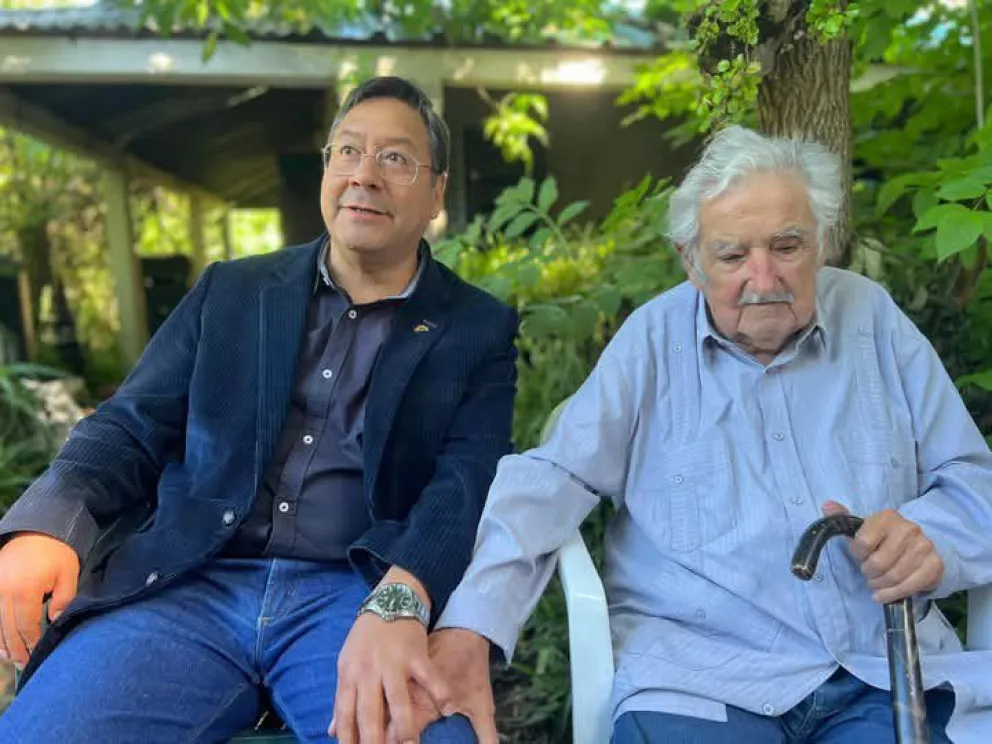 Arce junto a Mujica, en Uruguay. Foto: RRSS del mandatario 