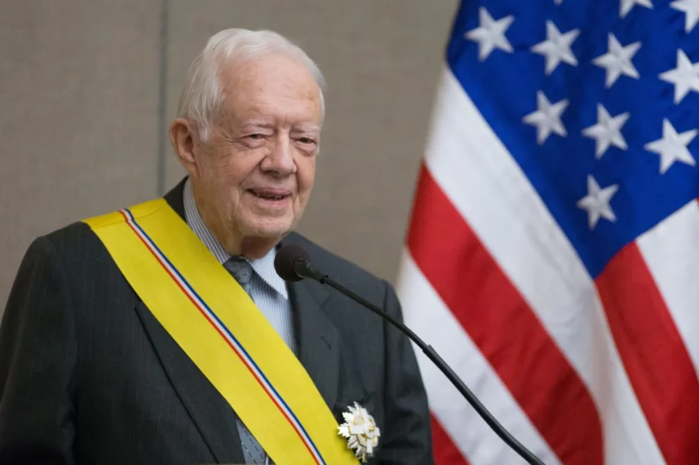 Fotografía de archivo del 14 de enero de 2016 del expresidente estadounidense, Jimmy Carter, recibiendo la Orden de Manuel Amador Guerrero de manos del presidente de Panamá, Juan Carlos Varela, en el centro Carter de Atlanta. Foto: EFE