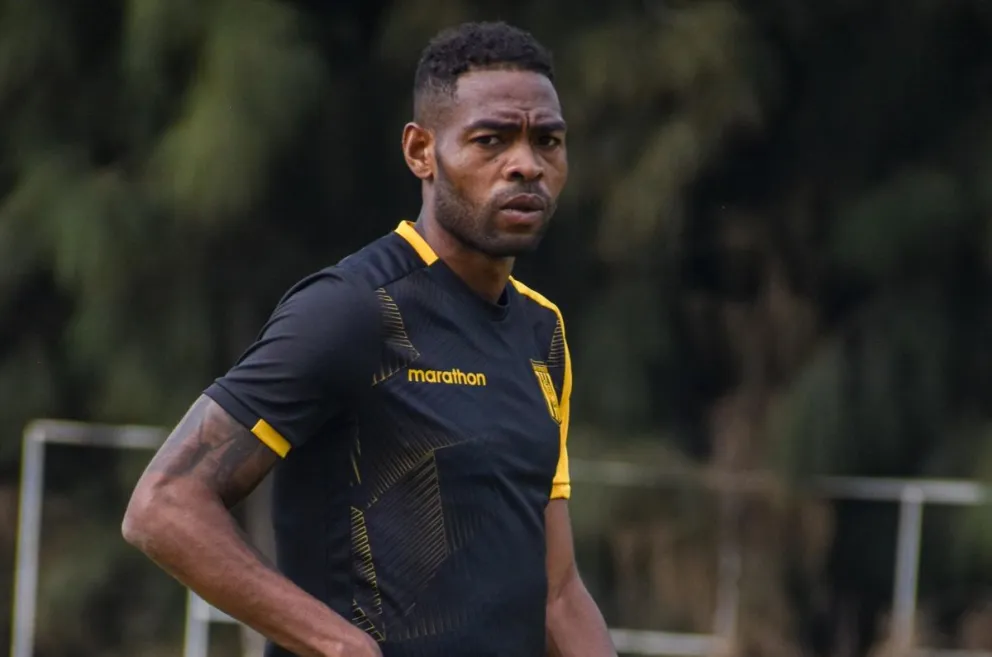 El defensor Marc Enoumba en uno de los entrenamientos del Tigre de principios de temporada. Foto: club The Strongest