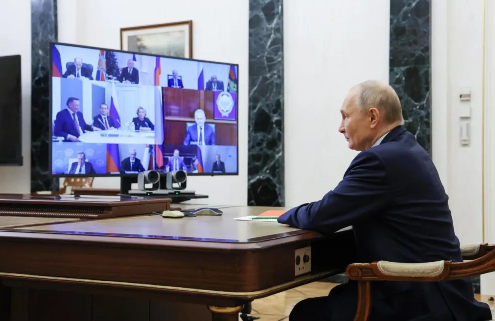 El presidente ruso Vladimir Putin se reúne con el Consejo de Seguridad por video conferencia en Moscú. Foto: EFE
