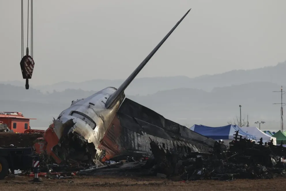 Los bomberos realizan operaciones de búsqueda en el lugar del accidente del avión de Jeju Air. Foto: EFE