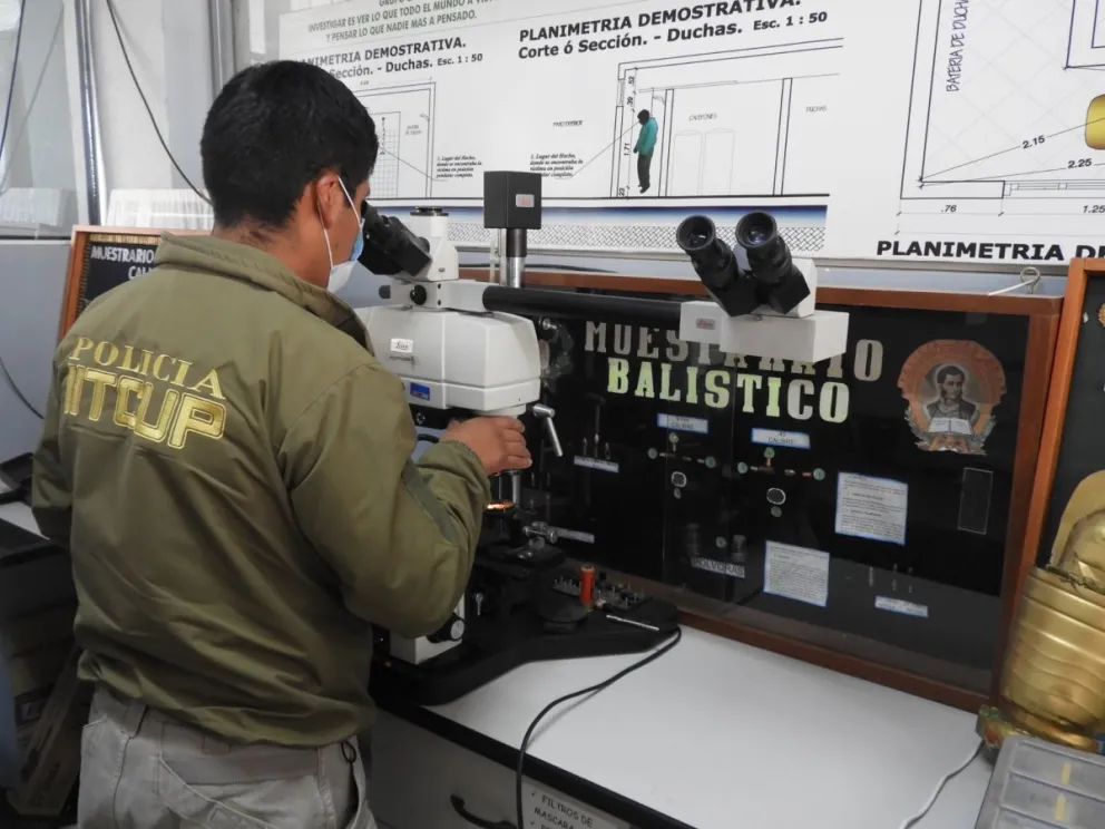 Un perito del Iitcup realiza un análisis de balística. Foto: Iitcup