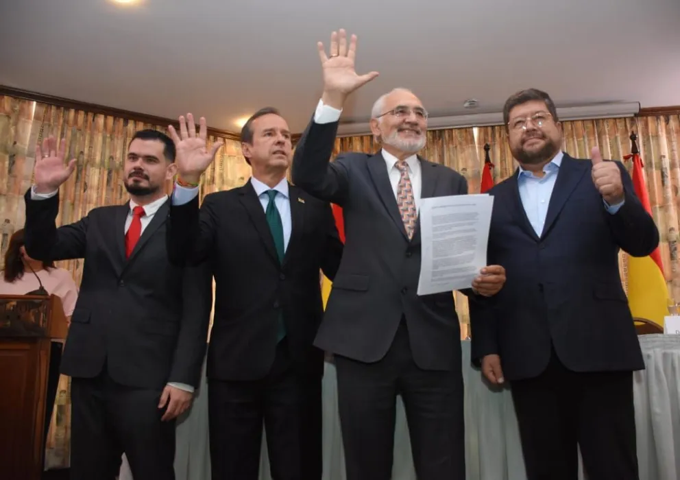 Líderes del bloque de unidad opositora, tras firmar una alianza el pasado 18 de diciembre. Foto: APG