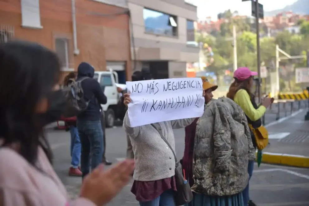 La protesta de los vecinos, este lunes en el centro de La Paz. Foto: AMUN
