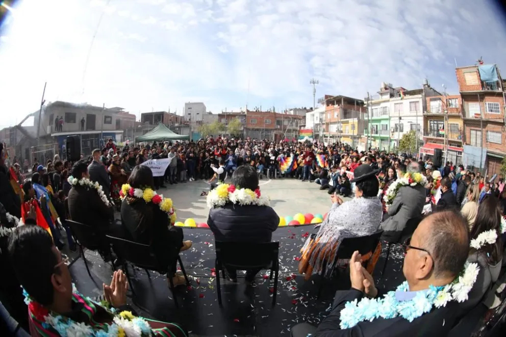 Comunidad boliviana en Buenos Aires reunida, en 2022, en el barrio Lomas de Zamora. Foto: ABI