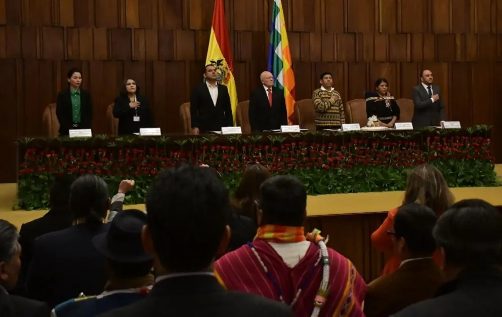 El presidente del TSE y los vocales en el acto final de las elecciones judiciales, este lunes. Fotos: APG