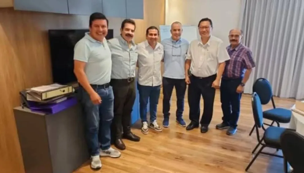 La imagen publicada por el diputado Omar Rueda, en la que se ve a Manfred y al hermano de Hyun Chung.