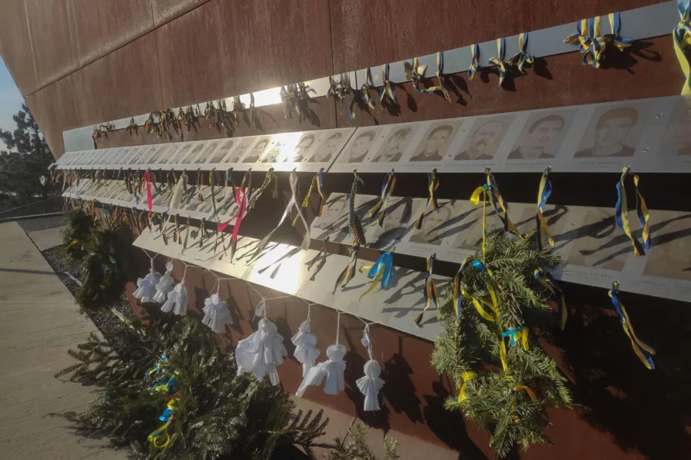 Un homenaje para algunos solados ucranianos que cayeron en el frente de batalla. Foto: EFE