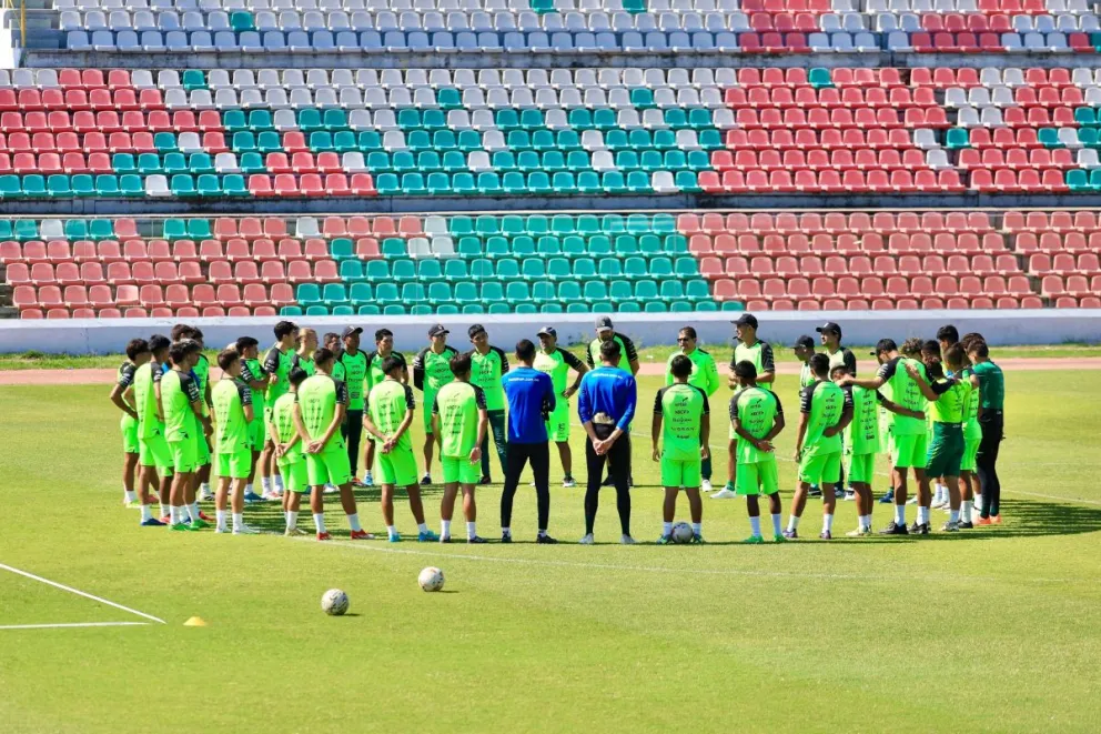 El inicio de la labor matinal de la Sub-20 de este lunes en Santa Cruz. Foto: RDC 