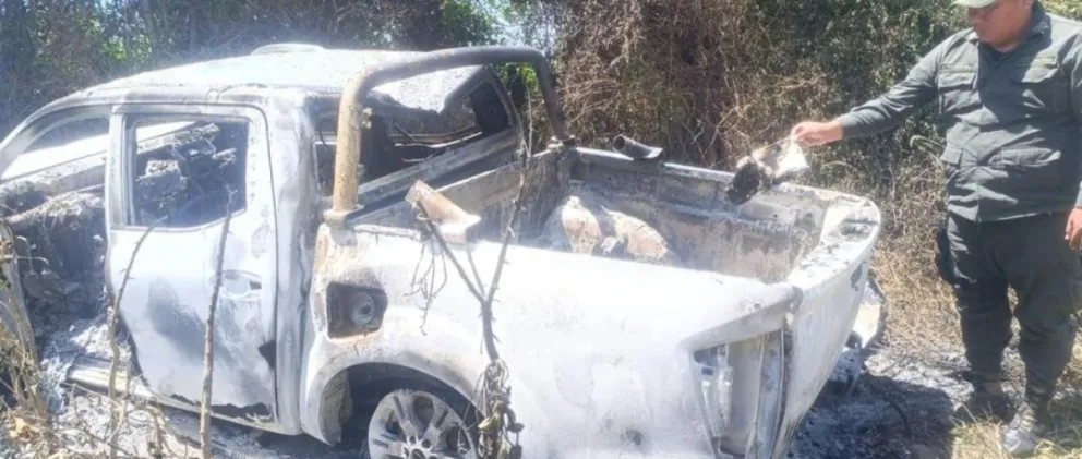 La camioneta en la que fueron encontrados los cuerpos de las tres víctimas. Foto: Unitel