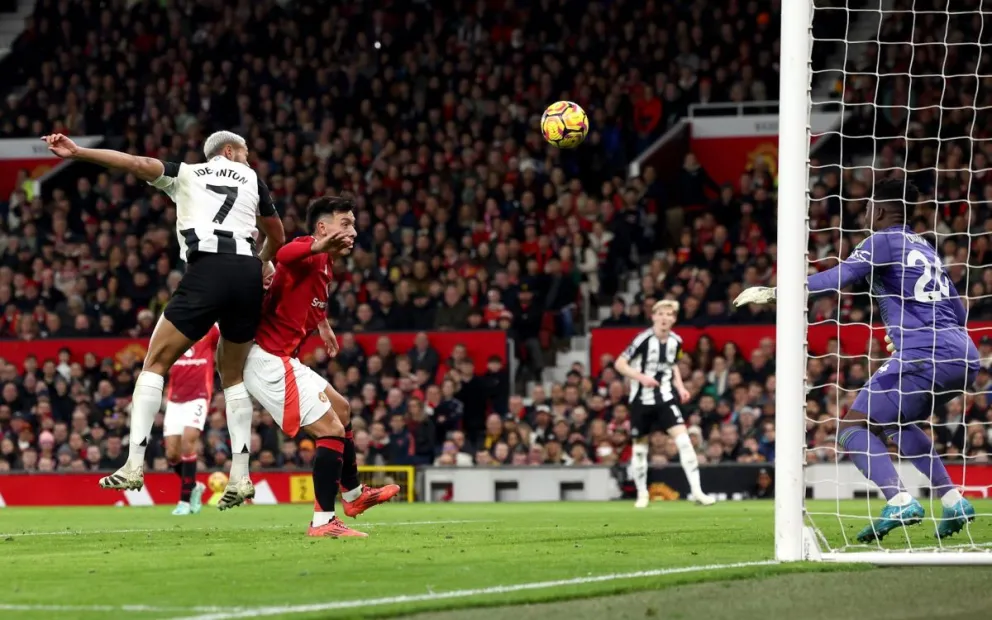Joelinton (7), del Newcastle, anota de cabeza el segundo gol para su equipo. Foto: EFE.
