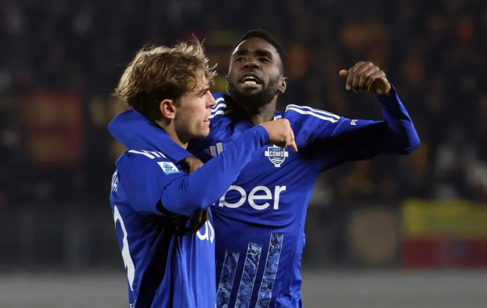 Nico Paz (izq.) festeja junto a su compañero el gol que anotó. Foto: EFE.