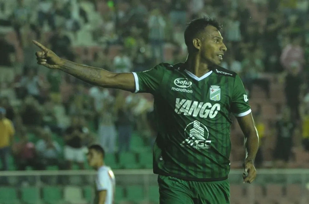El delantero Gilbert Álvarez festeja uno de los goles que hizo para Oriente en el torneo Clausura 2024. Foto: APG