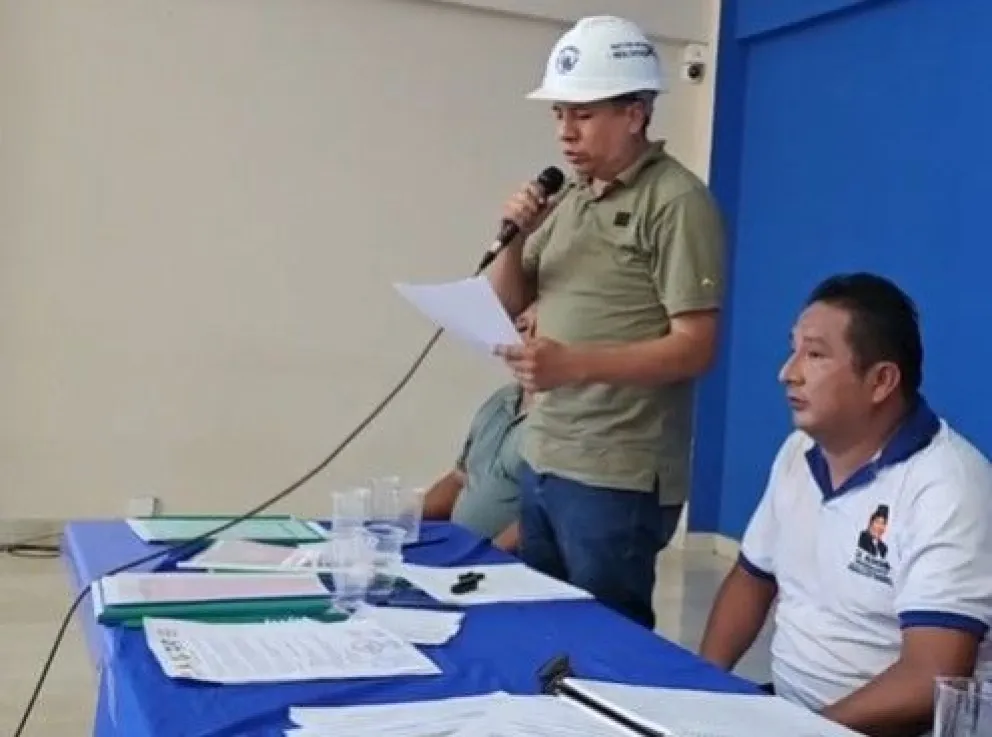 Un dirigente del Pacto de Unidad "evista" da lectura a las conclusiones del encuentro. Foto: captura radio Kawsachum Coca