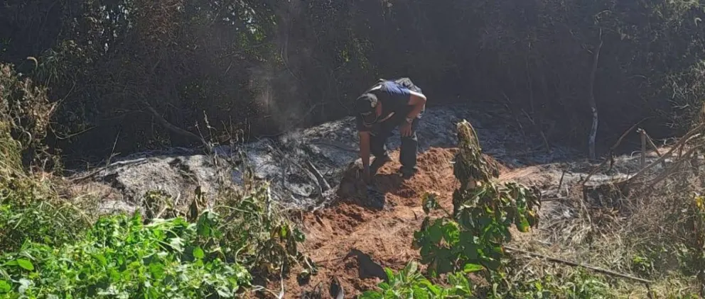 Un policía inspecciona la zona del crimen. Foto: Unitel
