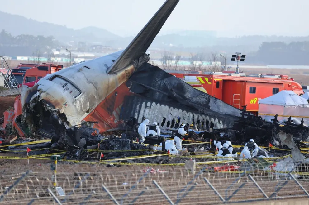 Expertos comenzaron a trabajar en el lugar del accidente del avión de pasajeros de Jeju Air. Foto: EFE