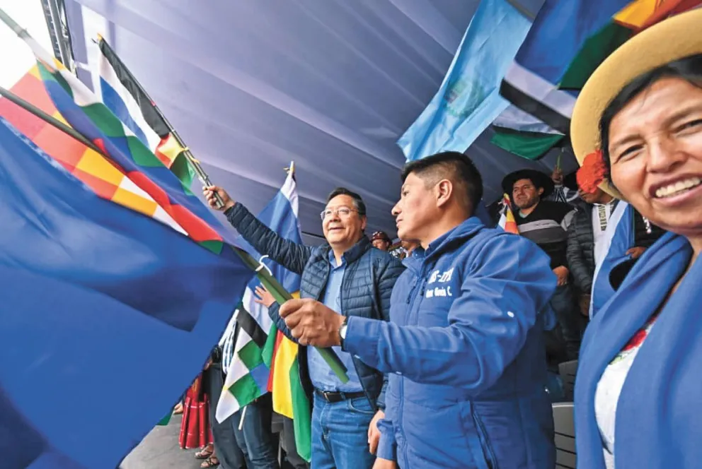 El presidente Luis Arce, junto al presidente del MAS, Grover García, y otros dirigentes, en la Plaza Murillo, el 18 de diciembre de 2024. Foto: Facebook de Luis Arce