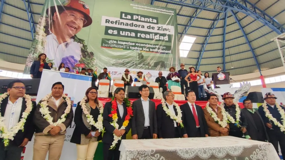 Firma de los contratos de construcción y supervisión de la Planta Refinadora de Zinc, en octubre de 2023. Foto. Abi