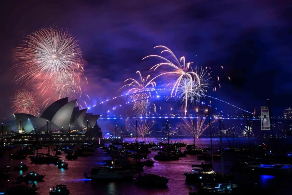 Fuegos artificiales en la bahía de Sídney (Australia), uno de los primeros lugares del mundo en dar la bienvenida a 2025. Foto: EFE
