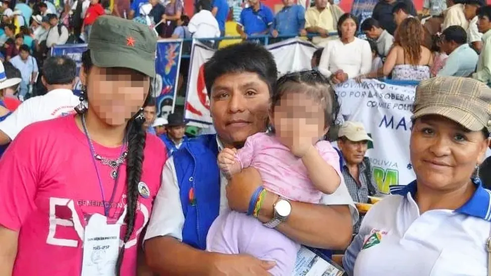  Vargas Pozo y su hija en manos del senador Leonardo Loza. Junto a ellos, la madre Idelsa Pozo.