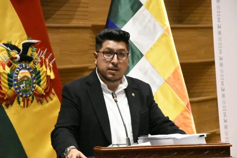 El presidente de la Cámara de Diputados, Omar Yujra, anunció que el PGE 2025 se aprobará por fuerza de Ley. Foto: Abi
