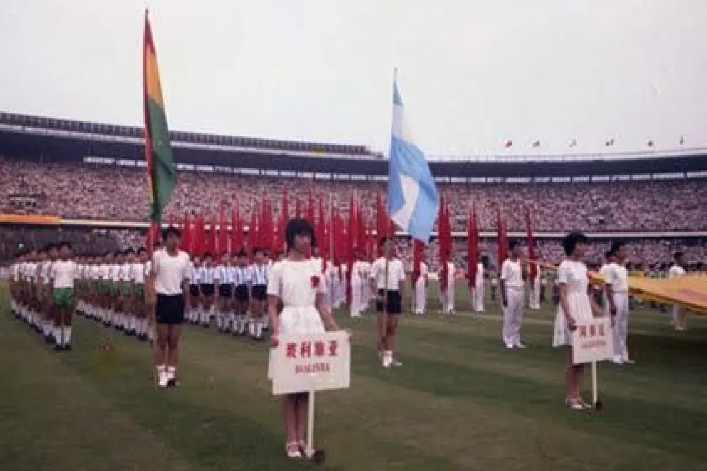 Bolivia en la inauguración del Mundial Sub-16 de la FIFA, en China 1985. Foto: Academia Tahuichi Aguilera.