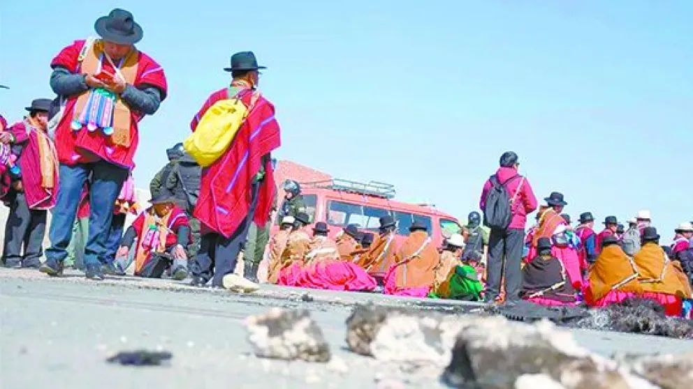 Ponchos Rojos bloquean una de las carreteras del Altiplano paceño. El sector participó en un conflicto interno. FOTO: APG