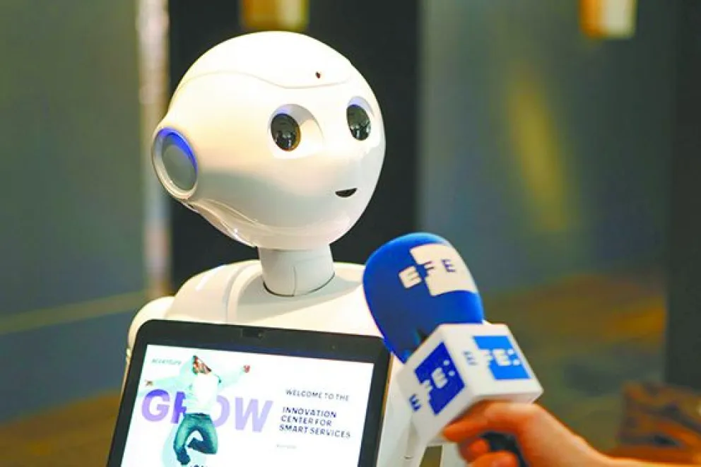 Imagen conceptual de EFE en una entrevista a un nuevo modelo de IA.