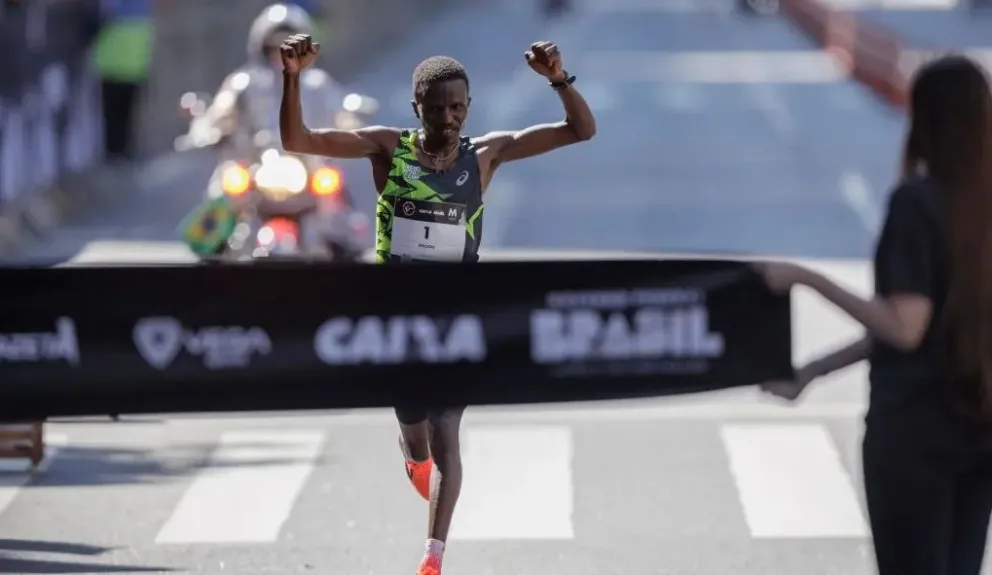 El keniano Wilson Kiprono Too llega a la meta de la San Silvestre. Foto: EFE.