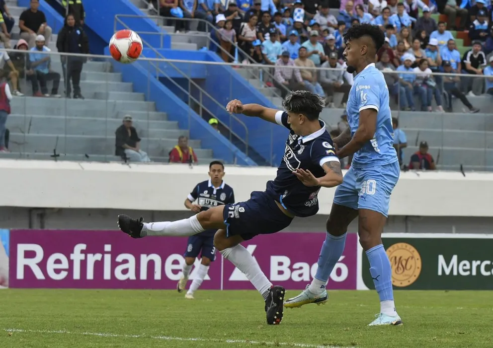 Una incidencia de la final que jugaron el 22 de diciembre Bolívar y San Antonio. Foto: APG