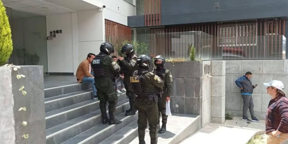 Efectivos policiales aguardan en el lugar donde se produjo el atraco, en un edificio de La Paz. Foto: Ahora el Pueblo