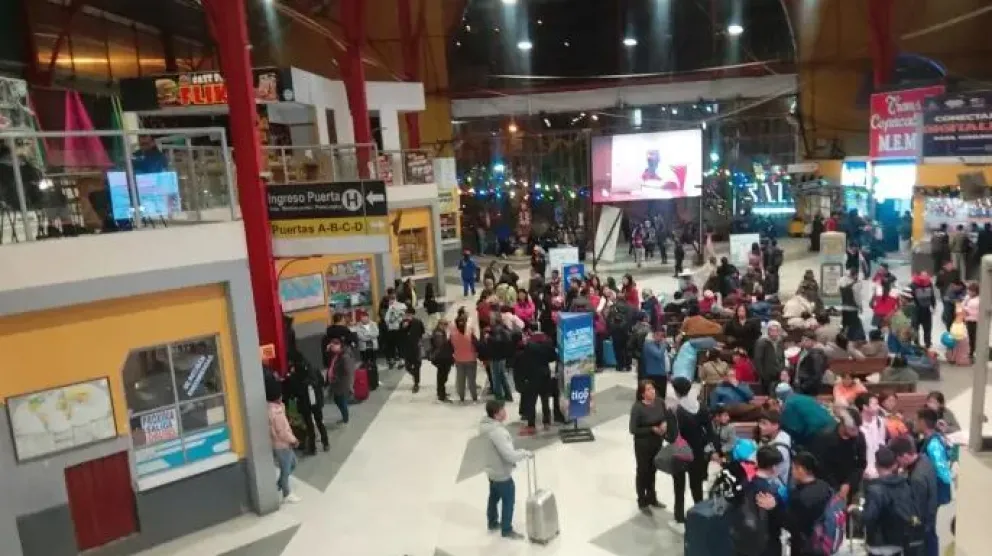 Pasajeros en la Terminal de Buses de La Paz. Foto: AMUN
