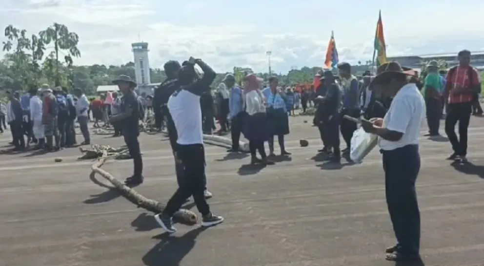 Al llamado de dirigentes, la gente tomó el aeropuerto de Chimoré. Foto: Captura de video