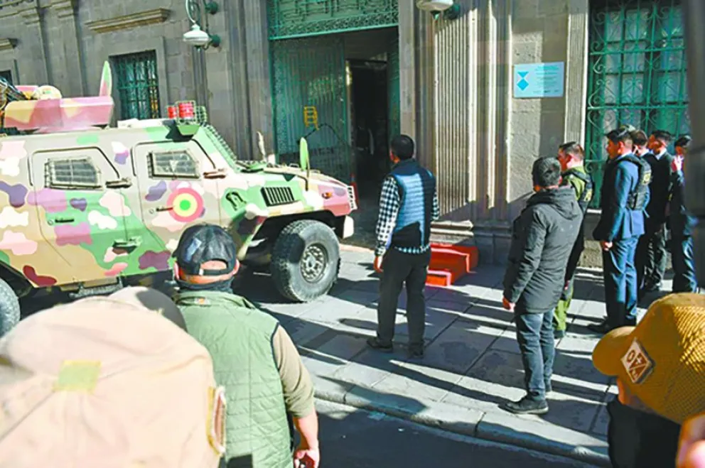 Una tanqueta rompió las puertas de Palacio Quemado, a las 15.48. Foto: APG