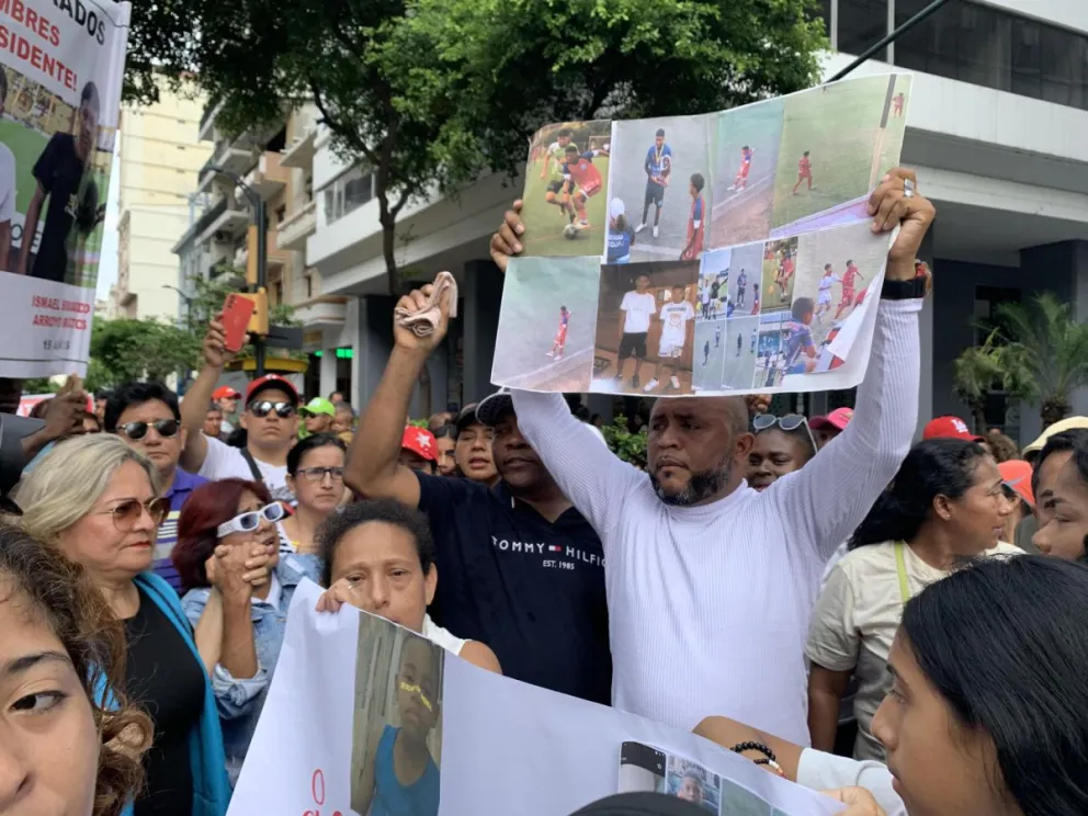 Familiares de menores desaparecidos mientras, en una manifestación afuera de la Fiscalía Provincial del Guayas, en Guayaquil. Foto: EFE