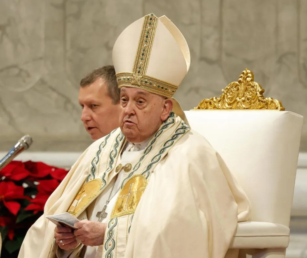 Francisco preside el oficio de Solemnidad de Santa María, Madre de Dios - Misa Solemne, con motivo del 58º Día Mundial de la Paz, en la Basílica de San Pedro en la Ciudad del Vaticano. Foto: EFE