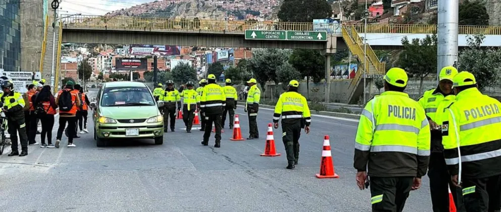 Efectivos policiales realizan controles en La Paz. Foto: Unitel (referencial)