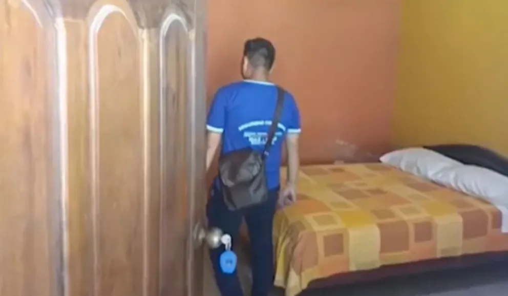 Un cocalero "evista" en una habitación de un hotel en el Chapare. Foto: Captura de video