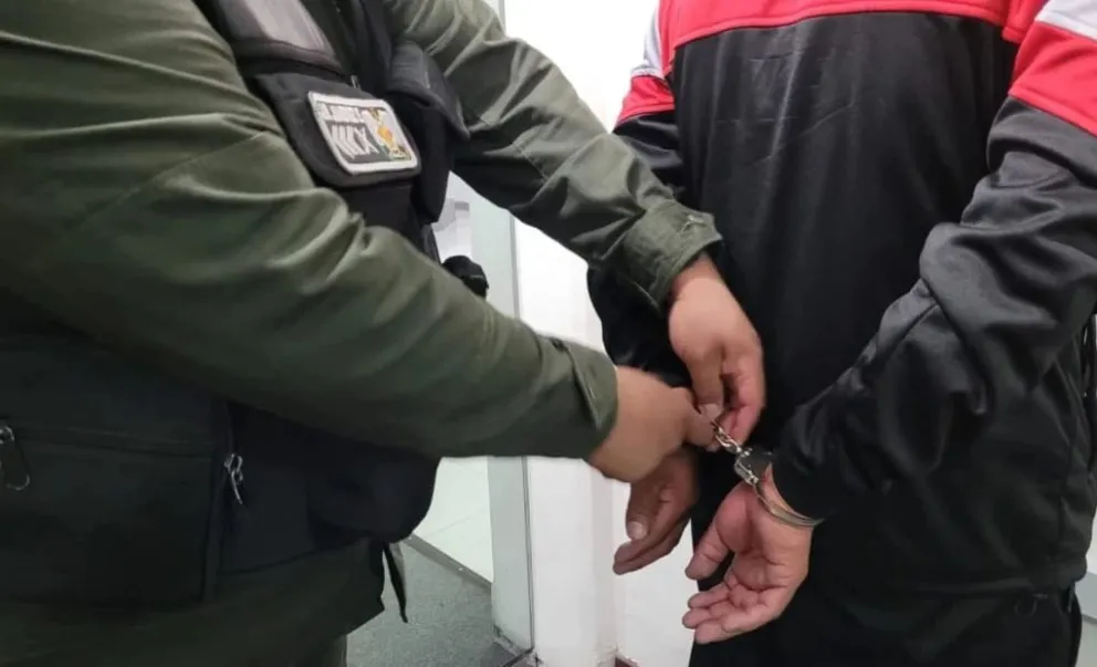 Un sospechoso detenido por la Policía, en una imagen referencial. Foto: FGE