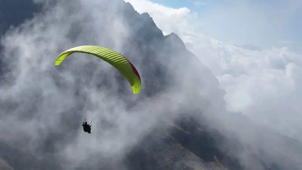 Una persona realiza parapente en  Sorata. Foto: Ministerio de Desarrollo Productivo