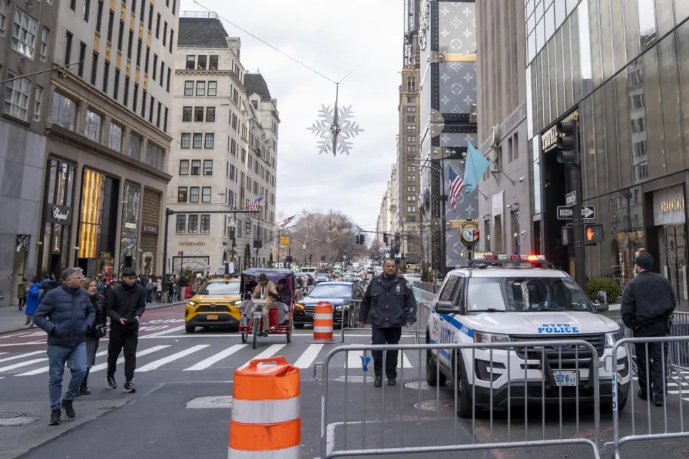  Policías de New York custodian afuera de la Torre Trump este jueves. Foto; EFE