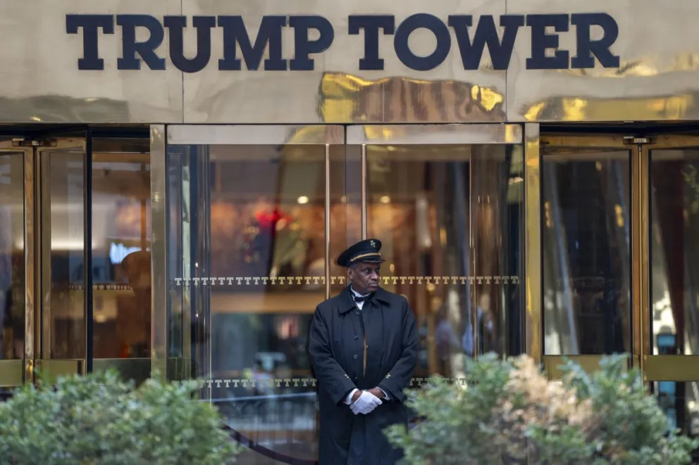 Un vigilante custodia afuera de la Torre Trump este jueves, en Manhattan New York. Foto: EFE