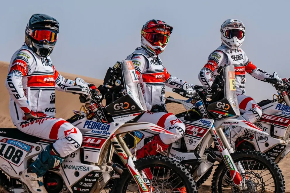 Daniel Nosiglia (centro) junto a sus compañeros de equipo en Arabia Saudita. Foto: Rieju Team.