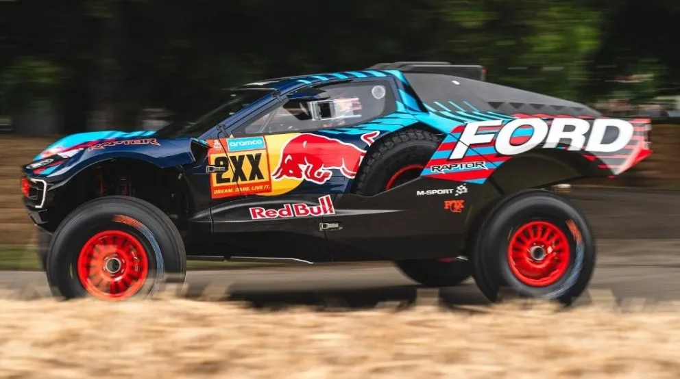 El español Carlos Sainz realiza pruebas con su Ford Raptor T1+, el vehículo con el que correrá el Dakar 2025. Foto: 2025