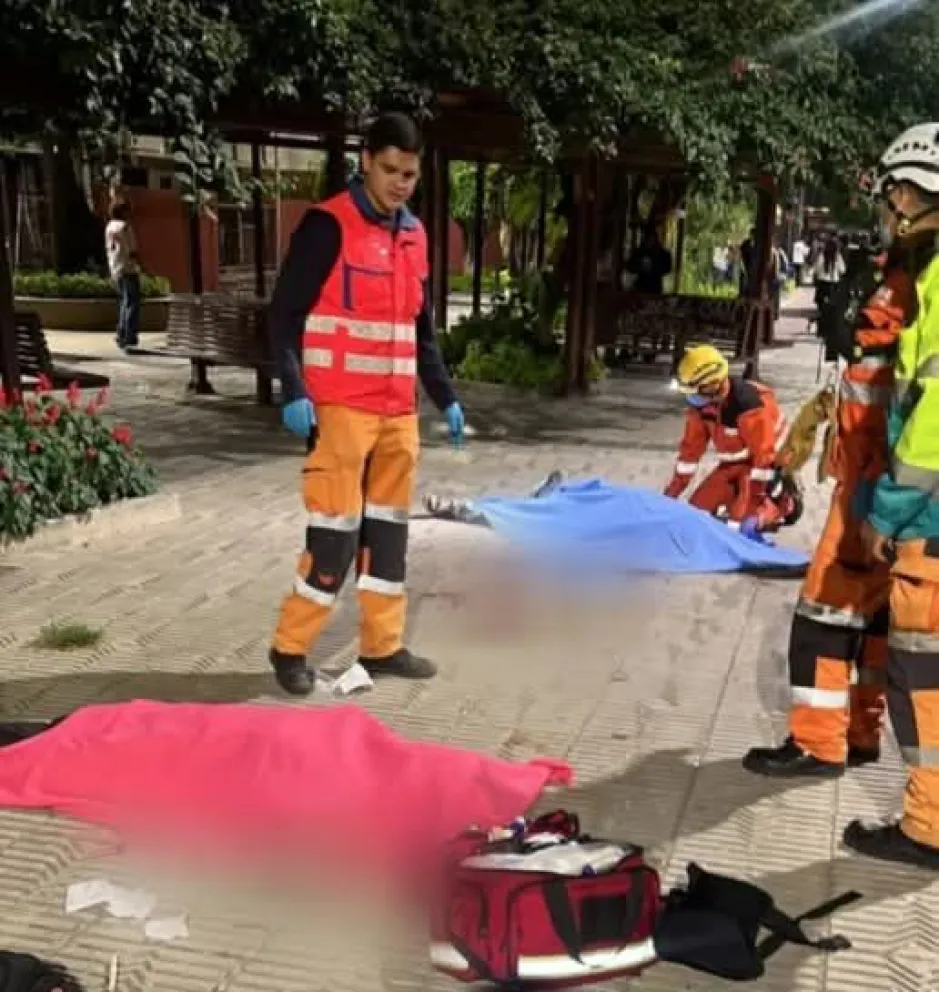 Los dos cuerpos hallados en el Boulevard de la Recoleta, en la ciudad de Cochabamba. Foto: Policía Boliviana. 