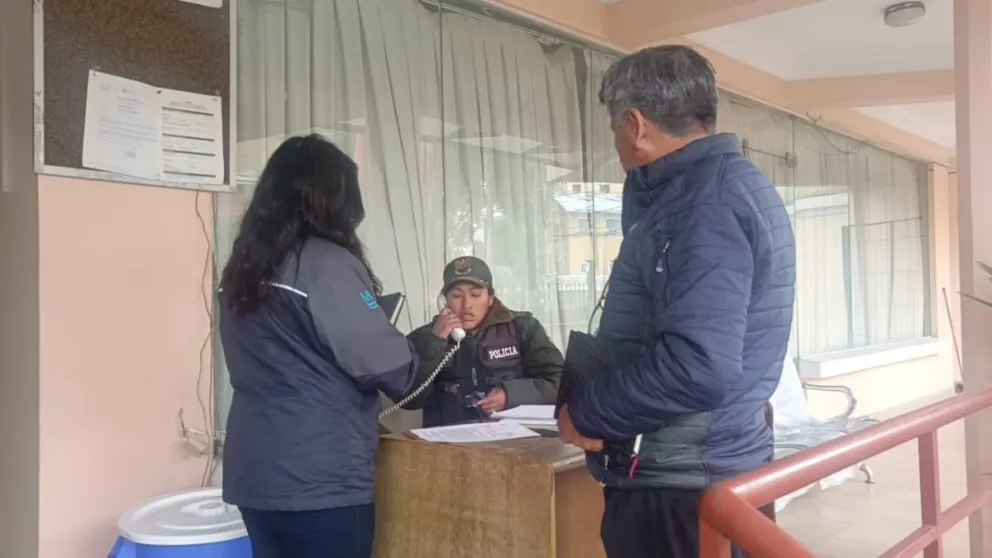 La responsable de la unidad de Debida Diligencia y Derechos de la Madre Tierra, Claudia Flores, en oficinas del Sernap. Foto: Defensoría del Pueblo