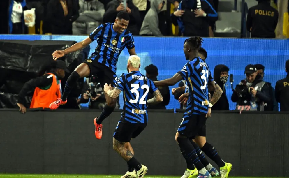 Dumfries (izq.) celebra con sus compañeros tras uno de los goles que anotó. Foto: EFE.