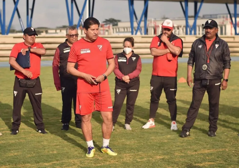 Eduardo Villegas (centro) junto a sus colaboradores en un anterior ciclo como entrenador del Millonario. Foto: club Always Ready