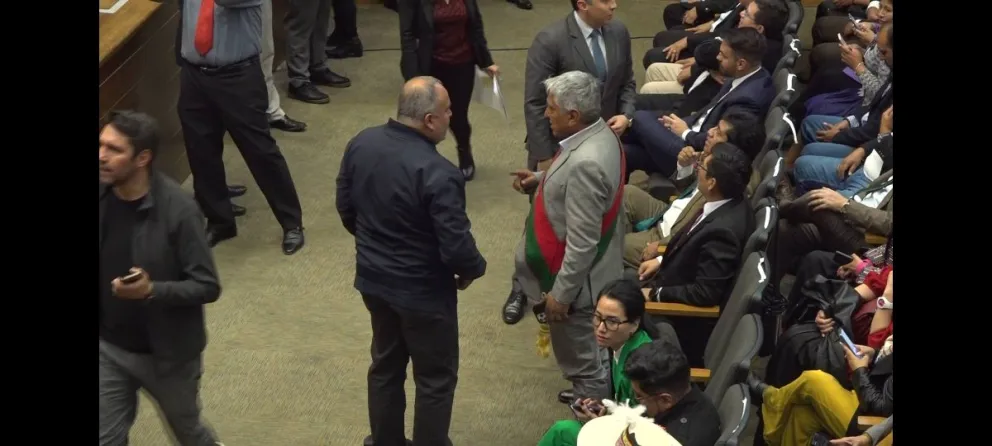 El alcalde de La Paz, Iván Arias, conversa con el hombre que se supone es de protocolo. Foto: DTV